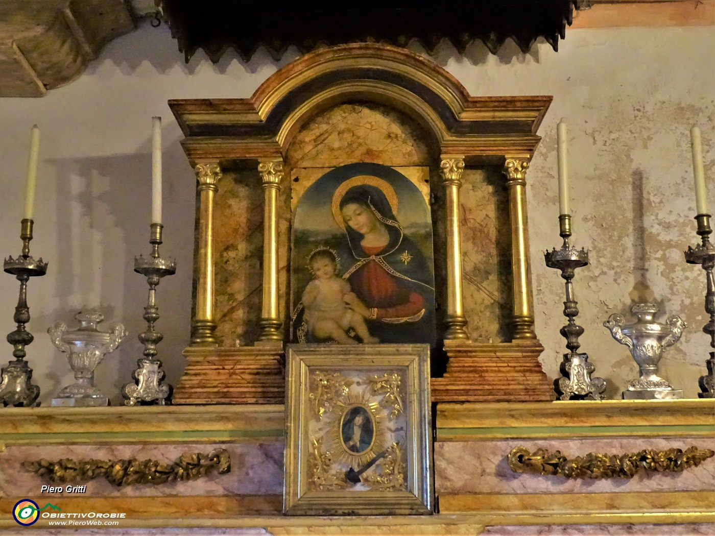 55 Cappella con altare e dipinto Madonna con Bambino.JPG